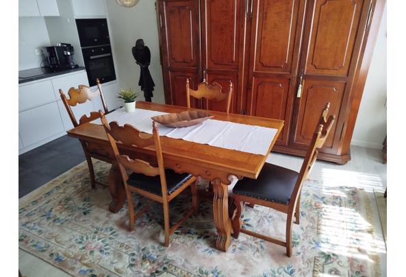 Houten tafel uittrekbaar - Mechelse stijl en 6 bijhorende stoelen met leder bekleed - IMG_20260429_142259