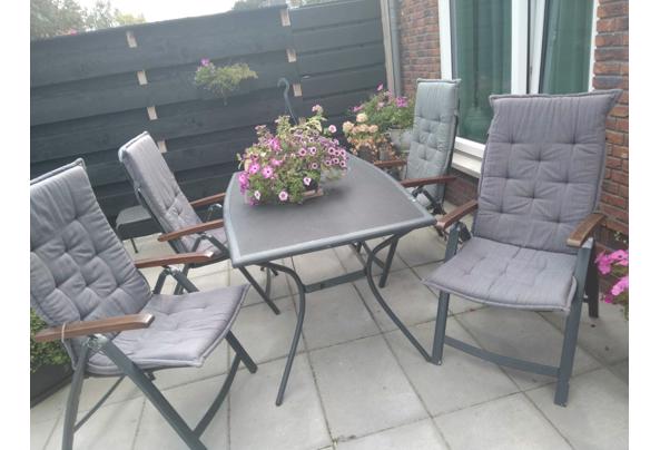 Tuinset bestaat uit 4 stoelen met kussens en één tuintafel  - IMG-20250829-WA0000