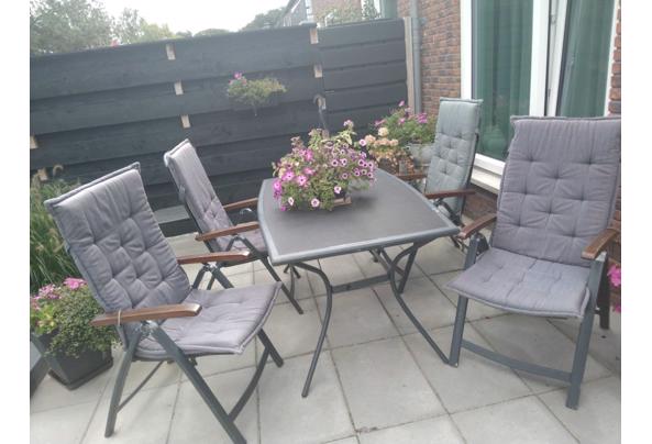 Tuinset bestaat uit 4 stoelen met kussens en één tuintafel  - IMG-20250829-WA0001