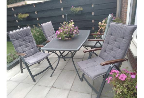 Tuinset bestaat uit 4 stoelen met kussens en één tuintafel  - IMG-20250829-WA0002