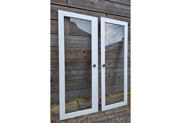 Kastdeurtjes (2, hout, wit, glas) - 20260712_174929