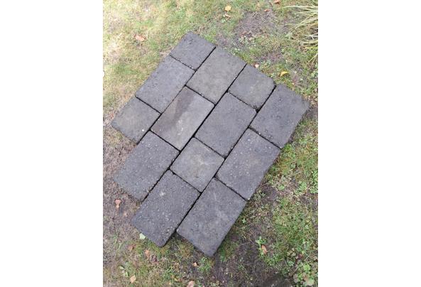 13,5 vierkante meter grijze betonklinker bestaande uit: 22x15x6 cm en 15x15x6 cm - 20250905_153004