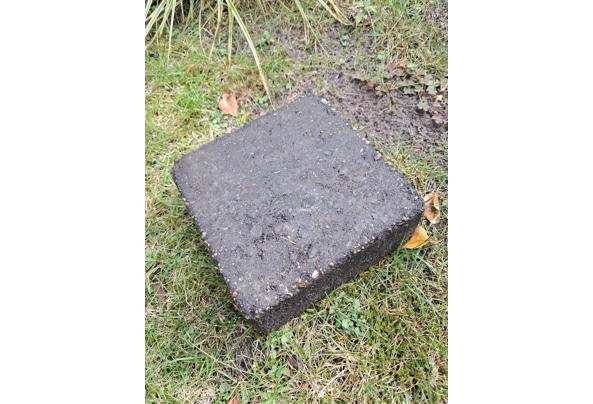 13,5 vierkante meter grijze betonklinker bestaande uit: 22x15x6 cm en 15x15x6 cm - 20250905_153055