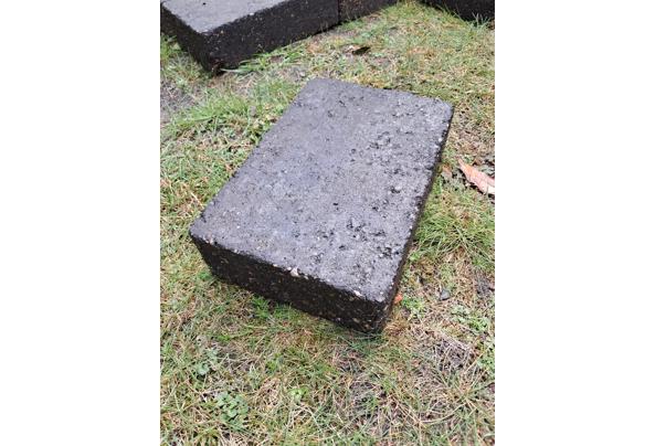 13,5 vierkante meter grijze betonklinker bestaande uit: 22x15x6 cm en 15x15x6 cm - 20250905_153104