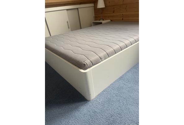 Prima wit houten bed 140 X 200 cm met 2 nachtkastjes. - IMG_3614