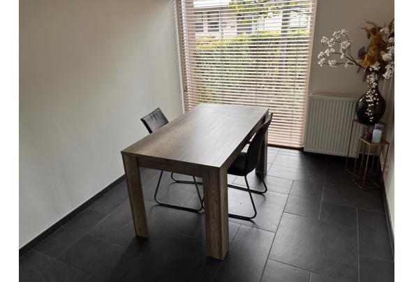 Goed onderhouden tafel en twee stoelen - IMG_0918