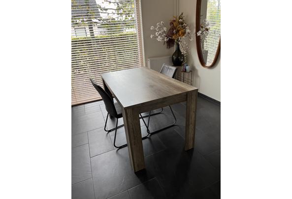 Goed onderhouden tafel en twee stoelen - IMG_0919
