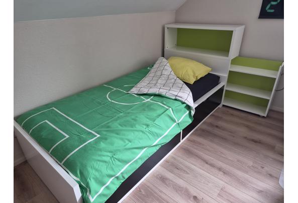 Bed met hoofdeinde en opberger - 20260926_121845