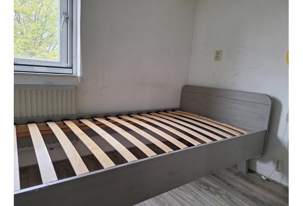 Grijs houten ledikant - 20260919_114001