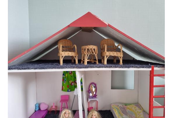 Groot barbiehuis met heel veel accessoires  - 20250705_103329