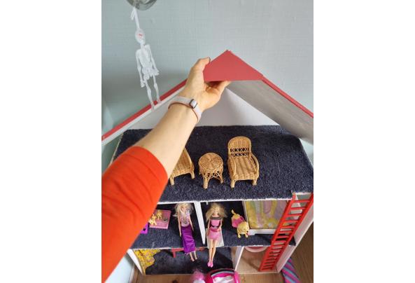 Groot barbiehuis met heel veel accessoires  - 20250705_103337
