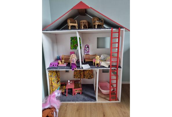Groot barbiehuis met heel veel accessoires  - 20250705_105142