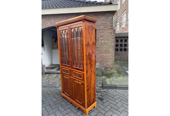 VINTAGE Antieke elegante houten vitrinekast - 7F9755C6-8C10-451C-948D-E14C628657F8
