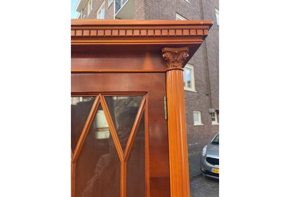 VINTAGE Antieke elegante houten vitrinekast - F8752D79-AE21-4771-9E31-62B35598F4AF
