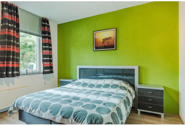 Tweepersoonsbed met matrassen en nachtkastjes - 370_2160