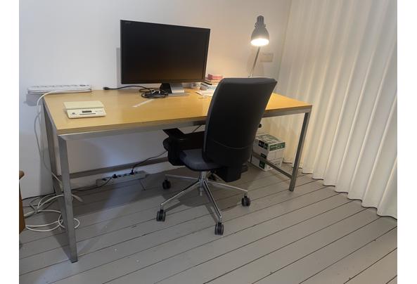 Twee identieke bureautafels hout/metaal - Bureautafel