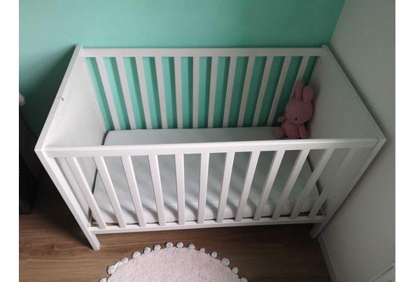 Babybedje wit 120 cm incl. matras en matrashoesjes - IMG-20231102-WA0017
