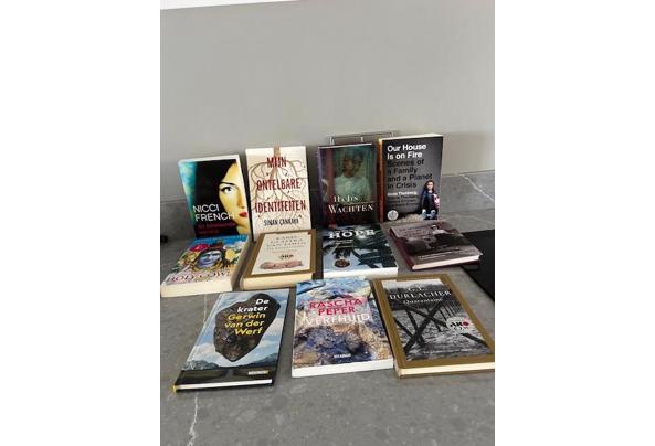 Vele boeken in goede staat om ruimte te maken in mijn boekenkast - IMG_4018