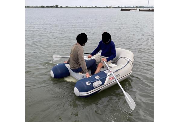 Rubberboot met toebehoren peddels en pomp - IMG_2897~2