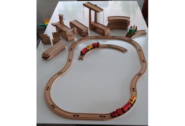 Houten trein en een houten autobaan, leeftijd 2-4 jaar - 20210316_100020-(2)