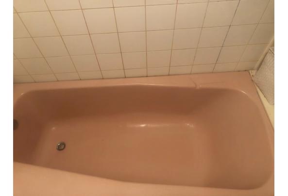 roze bad inbouw kan goed op zichzelf staan  - bad-van-boven