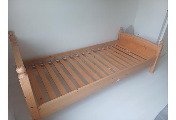 Stevig eenpersoonsbed - 17546392841435235120355510586898