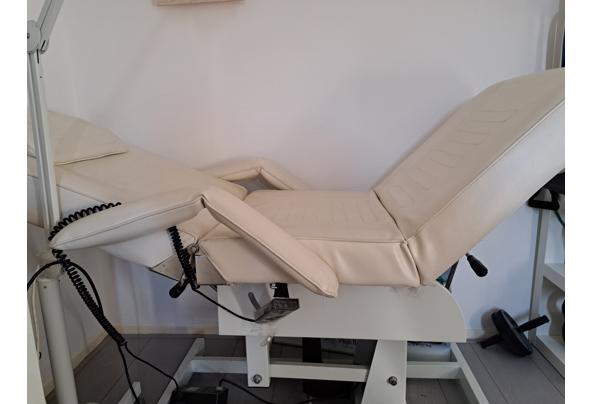 Salonbed voor gezichtsbehandeling, massage - 20260714_084322