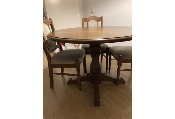 Donker eiken eethoek net 4 stoelen, in zeer goede staat. Doorsnede 110 cm. Hoogte 77 cm. - 6B17EDB0-3318-465A-8255-1936A17DBA40