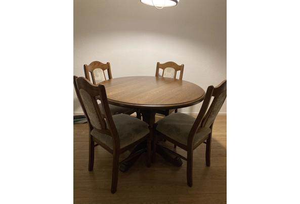 Donker eiken eethoek net 4 stoelen, in zeer goede staat. Doorsnede 110 cm. Hoogte 77 cm. - FAFC64B8-9059-43FE-ABE3-C6D9A4AF2433
