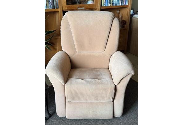 2 relaxstoelen (waarvan 1 met massagefunctie) - IMG_0265