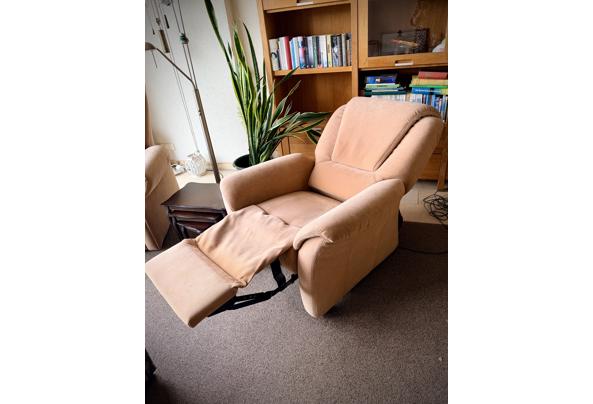 2 relaxstoelen (waarvan 1 met massagefunctie) - IMG_0273
