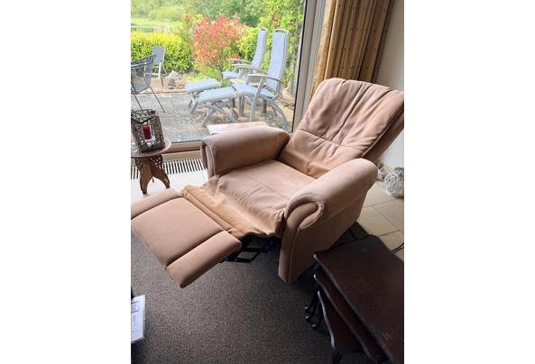 2 relaxstoelen (waarvan 1 met massagefunctie) - IMG_0276