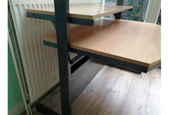 Groot bureau / computertafel speciaal geschikt voor de pc en laptop - IMG_20230105_120745