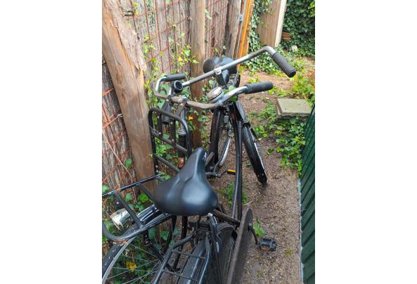 Twee omafietsen met verlichting slot en krattenrek - 20250622_104204