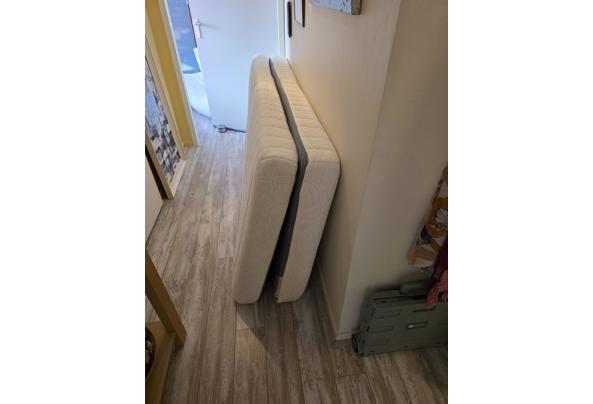 Auping bed ombouw (mahonie) met 2 spiralen en 2 auping matrassen en 2 auronde tafeltjes   - 20260124_114151-Auping1