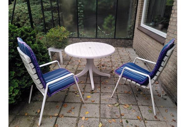 Terrasset tafel en twee stoelen  - IMG_20251010_145716