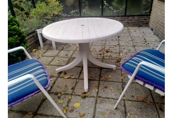 Terrasset tafel en twee stoelen  - IMG_20251010_145737
