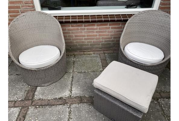 2 kuipstoelen en tafeltje/ voetenbank  - IMG_4726
