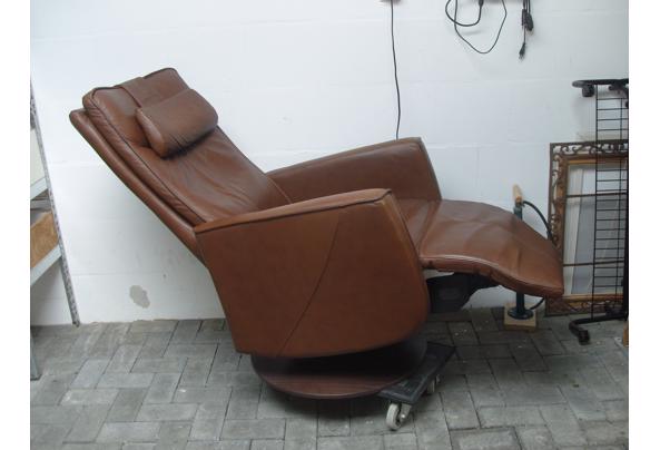 Prominent sta op stoel . - SDC12744_638962990374427540