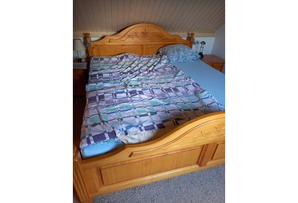 Stevig en degelijk houten bed en evt twee nachtkastjes - C34D6A56-3346-43AC-A854-1718A52A7DB6