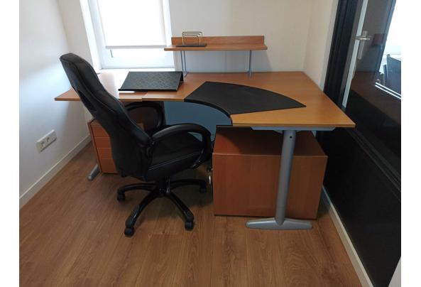 Burotafel met burostoel en 2 opbergkastjes - 38746495-368d-4630-b080-c59b100c6d48
