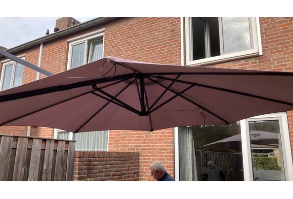 Parasol voor in de tuin  - 74B1316E-BDE3-429F-8DE5-EACBF35E3248