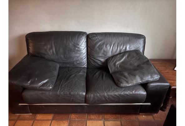 2 zwarte leren banken en stoel - IMG_5846 2 zwarte leren banken en stoel - IMG_5846