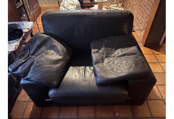 2 zwarte leren banken en stoel - IMG_5847 2 zwarte leren banken en stoel - IMG_5847
