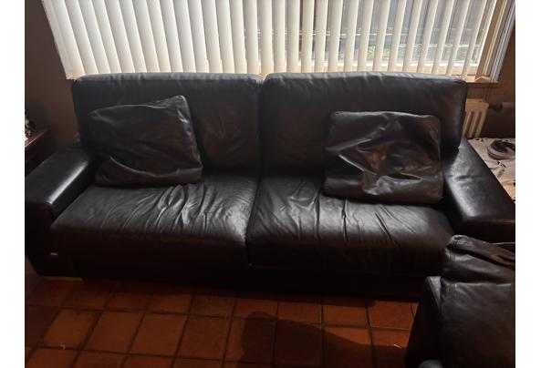 2 zwarte leren banken en stoel - IMG_5848 2 zwarte leren banken en stoel - IMG_5848
