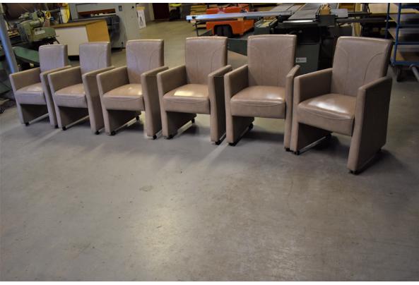 6 comfortabele eetkamerstoelen op wieltjes met handvat op de rugleuning, in taupe kleurig kunstleer, waarvan 4 met beschadigde bekleding - DSC_0029-(2)