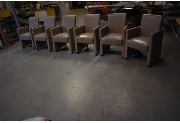 6 comfortabele eetkamerstoelen op wieltjes met handvat op de rugleuning, in taupe kleurig kunstleer, waarvan 4 met beschadigde bekleding - DSC_0029