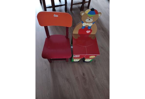 Twee houten stoeltjes - stoeltjes-gratis