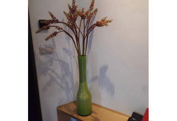 Vaas groen flesmodel 70 cm met plastic besjes - IMG-20250613-WA0000