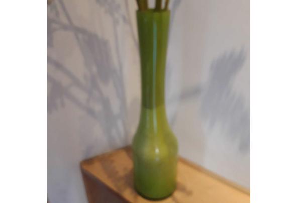 Vaas groen flesmodel 70 cm met plastic besjes - IMG-20250613-WA0002